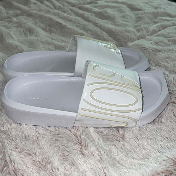 All white Jordan slides - Picture 2 of 3